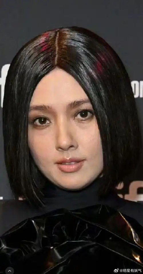 郭碧婷向佐全黑色系红毯造型#看完造型眼前一黑……还我黑长直大门