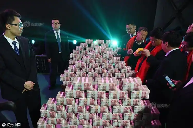 又见土豪 一公司现场派发千万现金