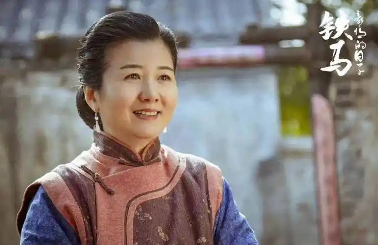 她是杜淳继母,二婚嫁给大13岁的杜志国,婚后被老公宠成宝,和继子亲如