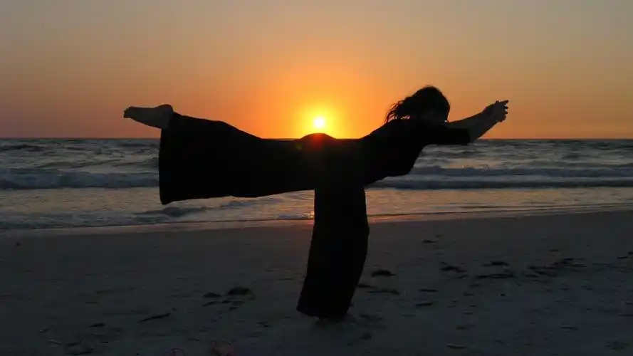 夕阳下的欧美美女剪影,高清图片,电脑桌面-壁纸族