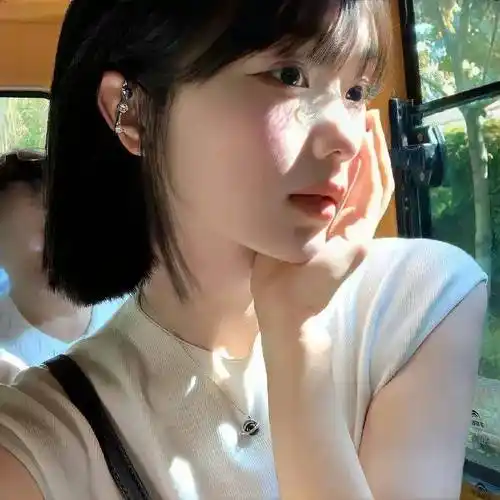 短发系可爱女生头像