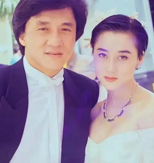 50位女星和成龙的合影曝光每一张经典又珍贵男帅女美都太惹眼