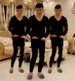 里面内容却平平无奇:一个穿保暖内衣的大叔利用抖音的分身特效,对着