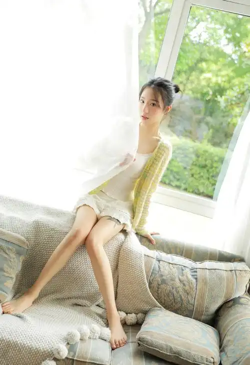 丸子头美女修长美腿写真图片 - tt98图片网