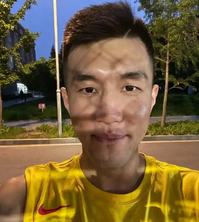 郭艾伦晒自拍:大家高考加油啊!