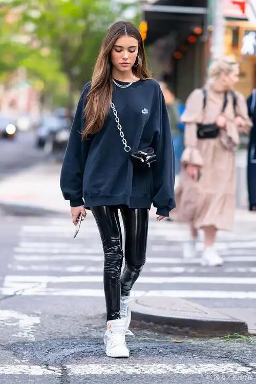 卫衣是百搭神器,无论是男生还是女生都能搭配出潮流又个性的穿搭效果