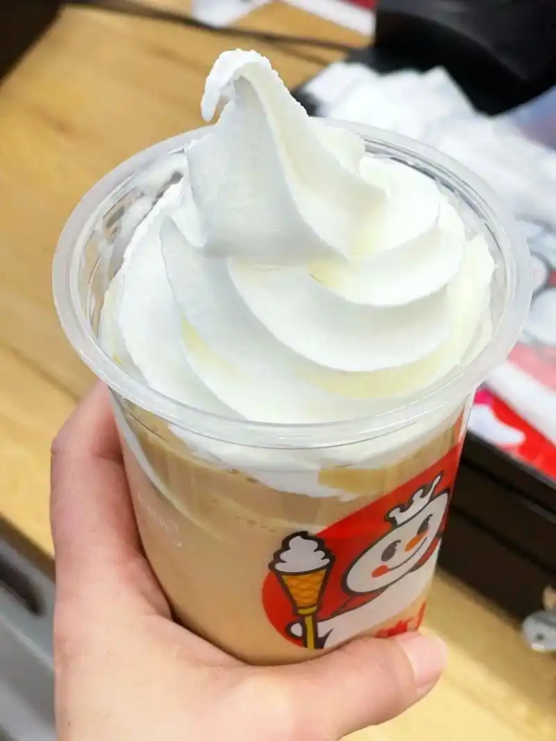 让我看看谁还没喝过蜜雪冰城的这个雪顶咖啡.