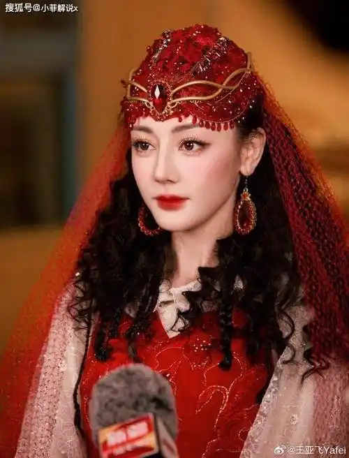 热巴上春晚神颜爆热搜!狠摔一跤 暖宝宝掉了,机智救场大出圈!