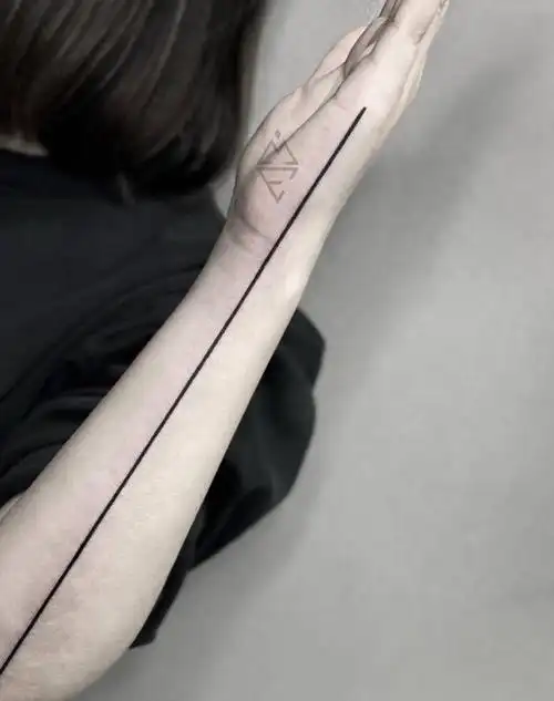 做直线 我们是认真的～纹身图片_手臂纹身图案