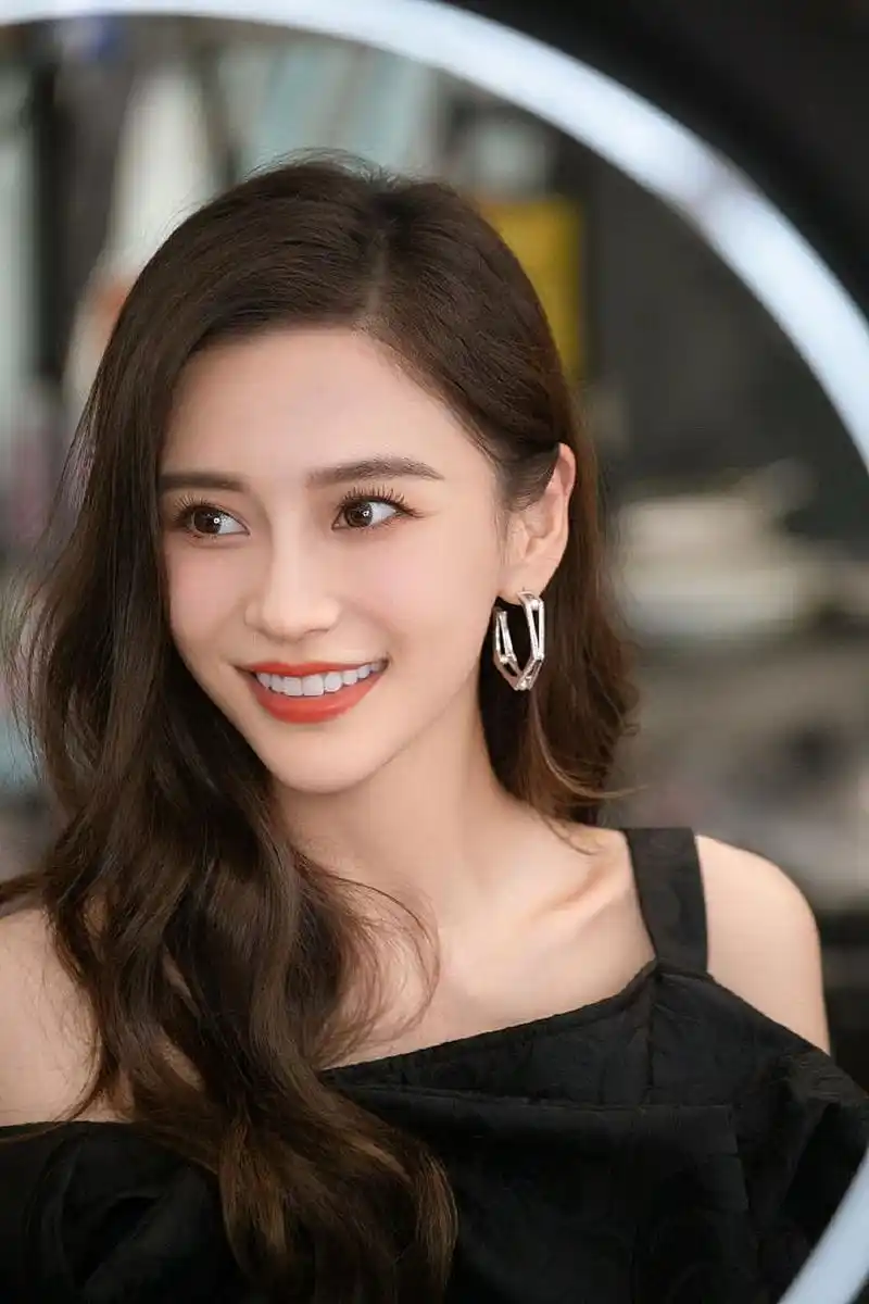 小时候看娱乐报纸,杨颖当了黄晓明六年的地下女友.