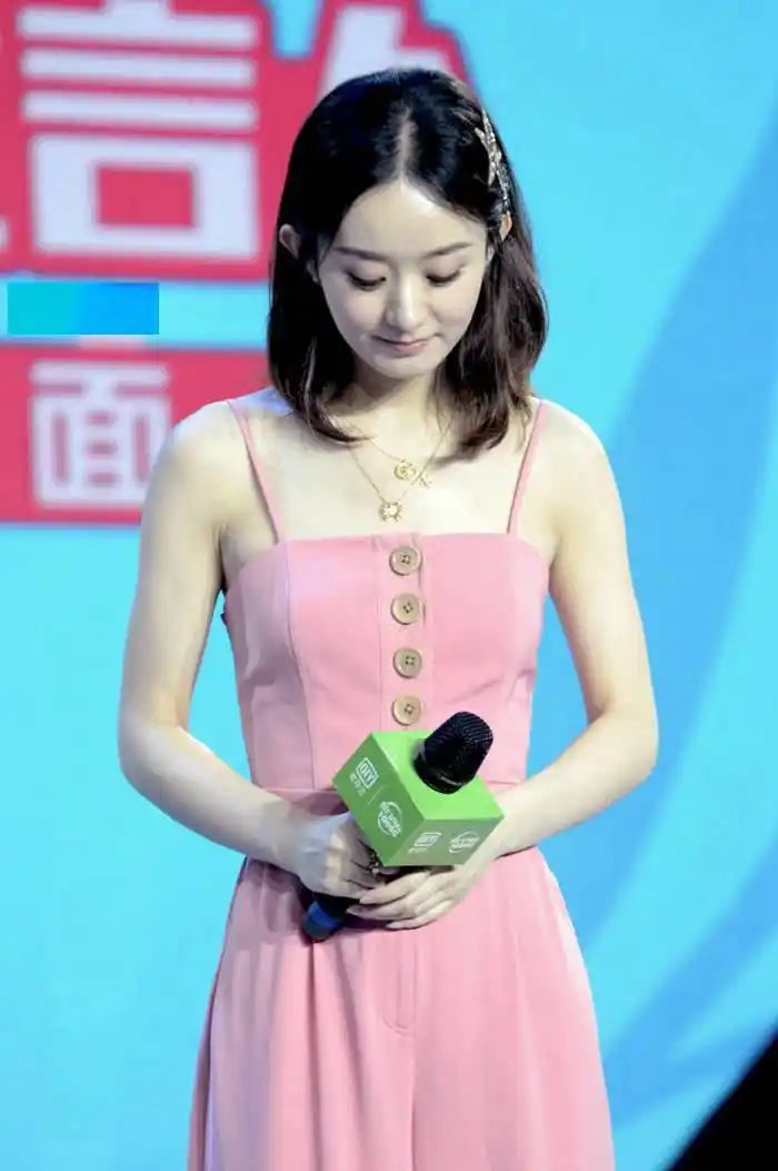 赵丽颖才真叫会穿,一身粉色吊带连体装,直接嫩回了18岁!