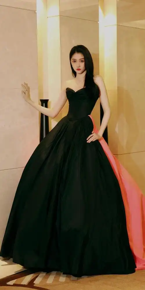 关晓彤黑桃撞色礼服