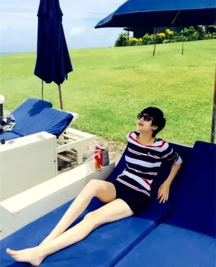 图鲍蕾美腿惹人羡上辈子拯救了全宇宙的女人