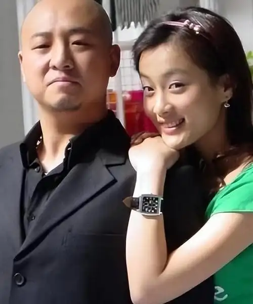 在拍摄电视剧的过程中,她与来自东北的制片人徐佳宁偶然相遇.