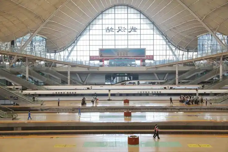 各地高校开学 武汉火车站迎战客流高峰