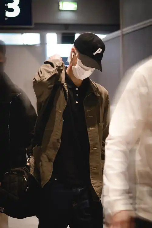 王一博从巴黎出发回国##王一博巴黎回国机场照