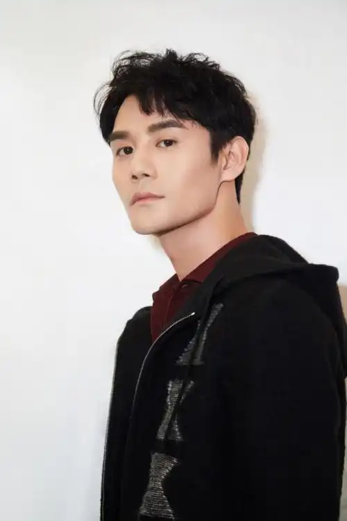 只留下制作人与歌手,以录音棚内纯粹而无打扰的空间让歌手王凯可以