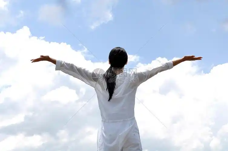 照片 外国人像 西欧民族 女人张开双臂对着天空.