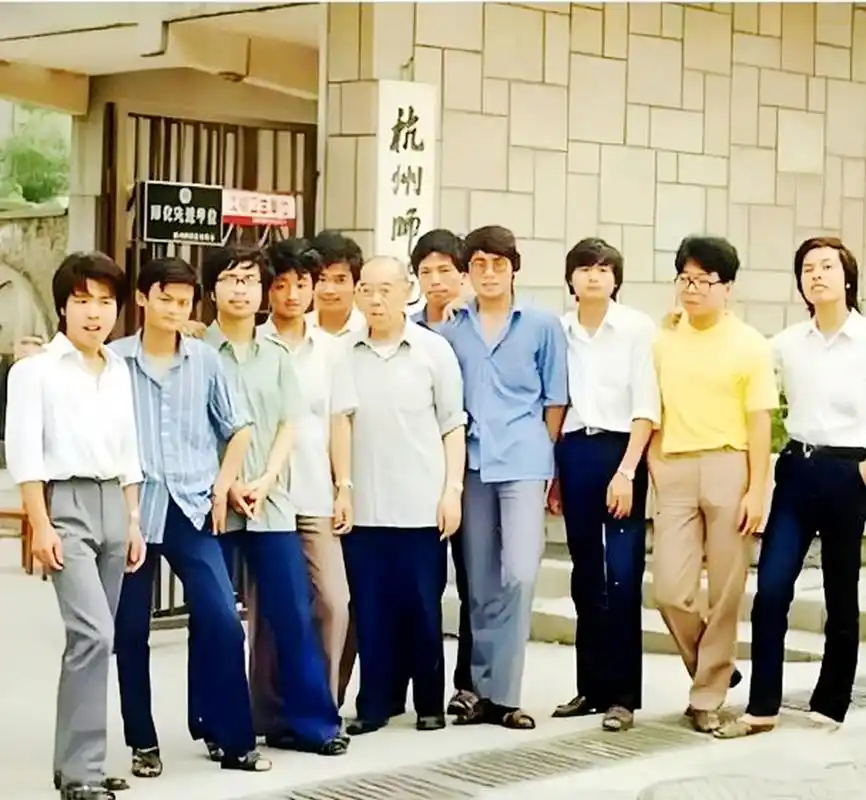 照片中的马云看起来并不像.