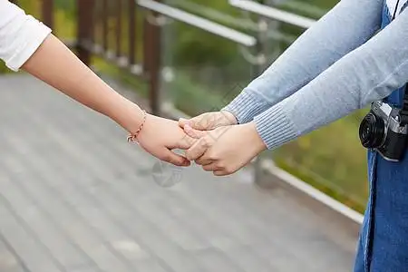 木地板特写手牵手的闺蜜特写背景