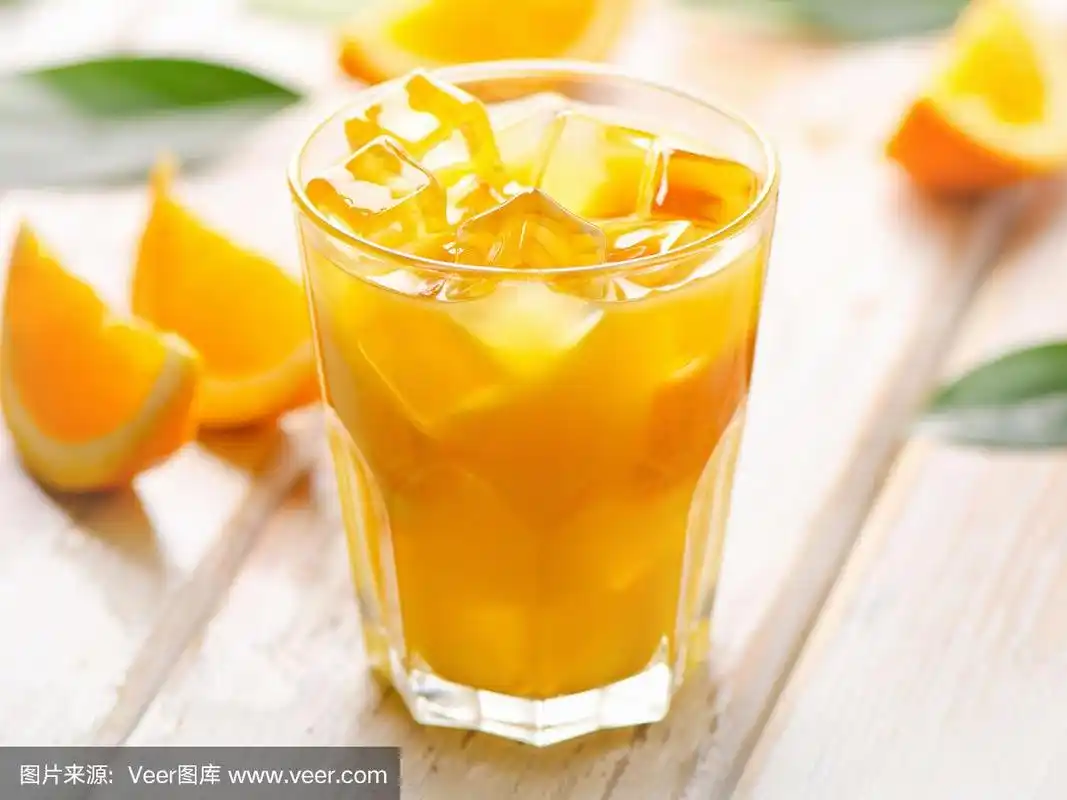 一杯加冰的鲜橙汁.