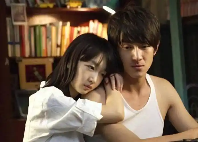 后来林更新凭借《步步惊心》的十四爷一炮而红后,又与周冬雨合作拍摄