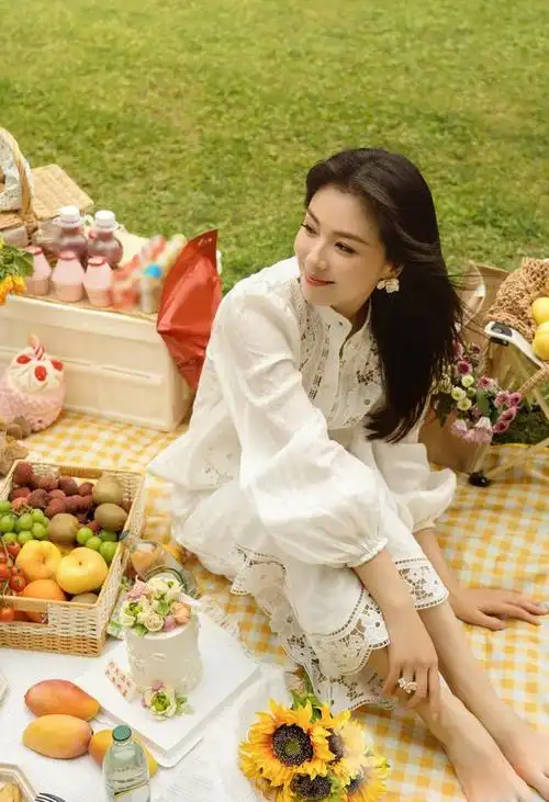 刘涛披肩长发白色套装户外野餐生活照,这么接地气的刘涛你见过吗?