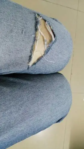 这裤子破成这样怎么办?
