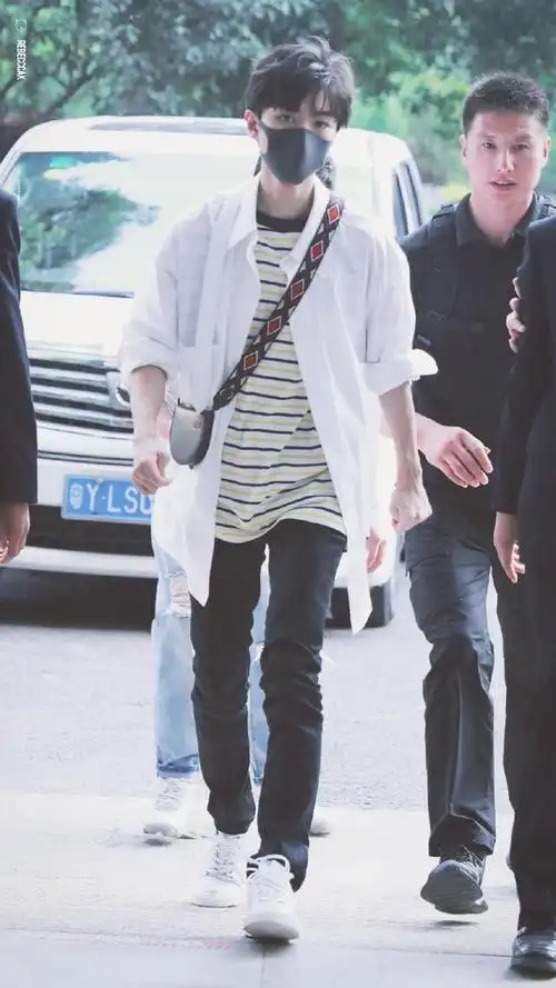 帅哥王俊凯的秋季私服穿搭大赏 这个时尚男孩就是行走的教科书