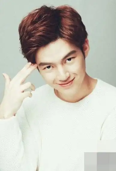 这款是非常流行的自然卷男生短发发型,头顶的卷发经过处理后把男生