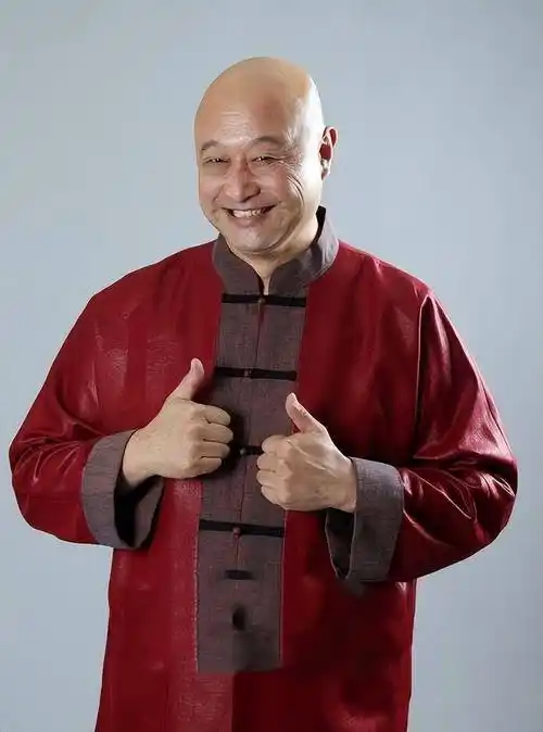 主持人问:郭德纲拜侯耀文为师,你怎么看呢?陈寒柏:欺师灭祖