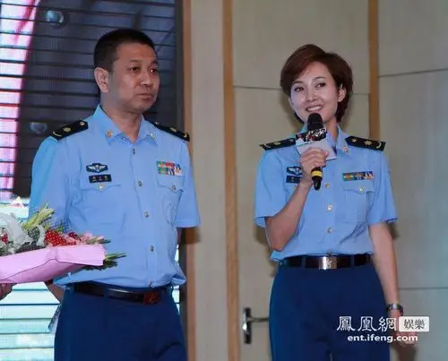 电视剧成长发布会牛莉着军装英姿飒爽高清大图