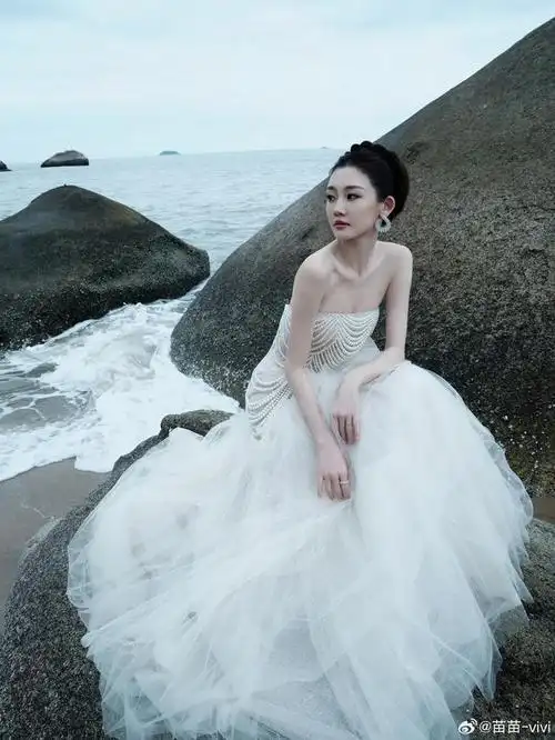 苗苗亮相金鸡奖,身穿珍珠礼服好亮眼,作为三胎妈状态也太好了吧