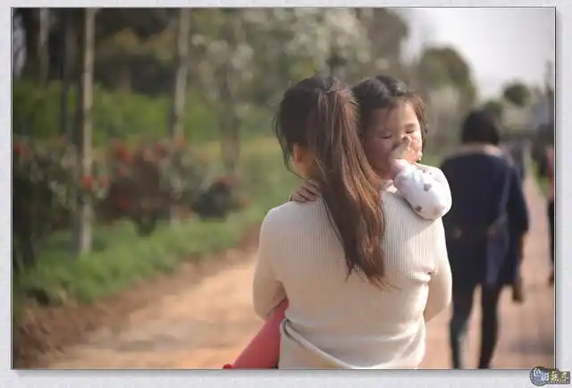 两个抱孩子的背影!som berthiot cinor 100mm 3.