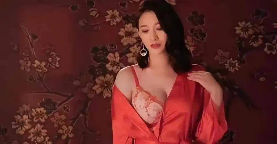 原创李小冉内衣代言够狂野吗网友大呼姐姐的腿是夺命的刀