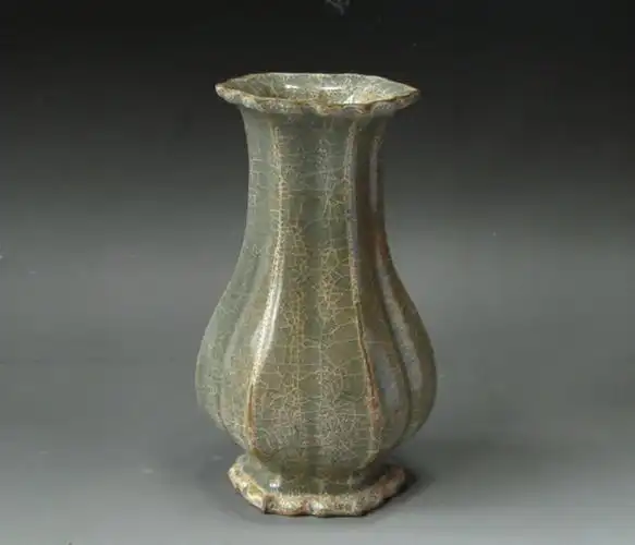 龙泉溪口窑白菜瓶过去被一些不专业的瓷器收藏类书籍标注为南宋官窑