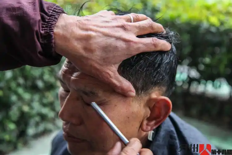 刮脸毛 近景.jpg