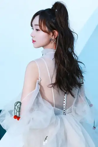 吕小雨活动宣传美照,身穿一款白纱长裙甜美清新