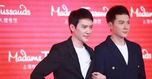 冯绍峰与蜡像合影, "勾肩搭背"的样子宛如孪生兄弟_表情