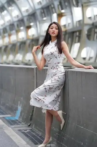 年轻小姐姐穿旗袍搭上白色高跟鞋看着像精致花瓶般唯美