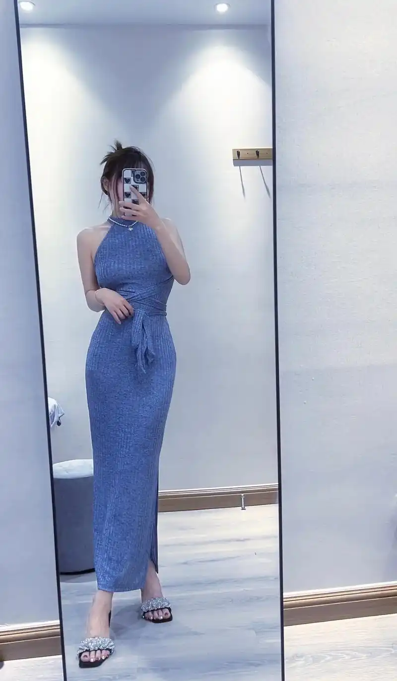 挡脸好闺蜜#拿捏随性腔调的拽姐穿搭 #对镜拍 - 抖音