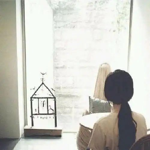 女生头像!背影!小清新范儿!坐在椅子通过落地窗看外面的世界!