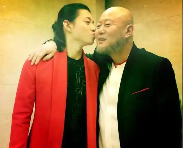 儿子长大,而火风之后也另娶一妻,现在的妻子姜华也是个十足的大美人