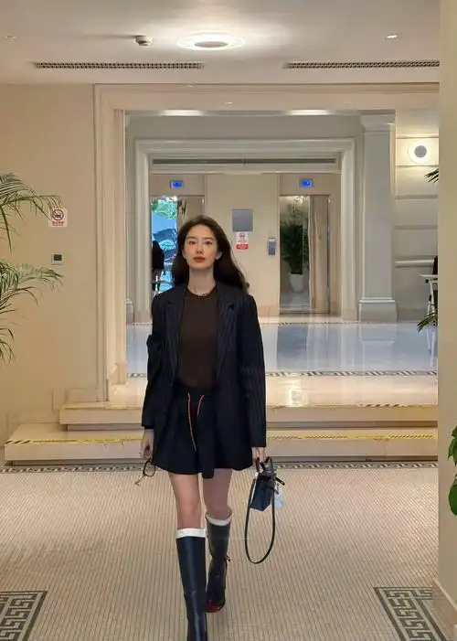 杨采钰这靴子是雨鞋吗?