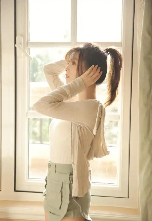 马尾辫女孩夏日校园风迷人写真