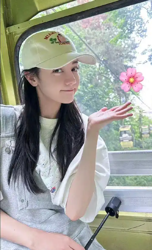 迪丽热巴好多嘟嘴自拍照91自拍时的热巴搞怪可爱,他拍的热巴女神范