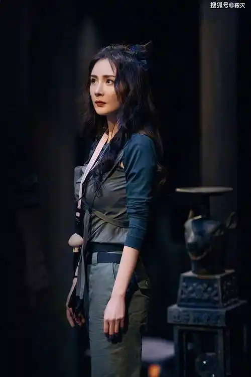 杨幂工装造型新图身材超好