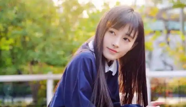 鞠婧祎非把自己当公主,上真人秀"翻车",网友:好做作_面包_发型_肩膀