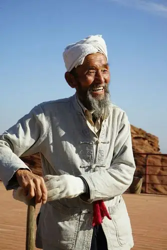 停车场收费的陕北老汉,头戴白羊肚手巾