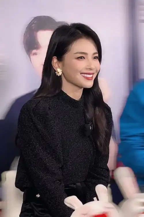 刘涛好有气质#刘涛真的不愧是内娱大青衣,以前就长的很大气,笑起篮苘